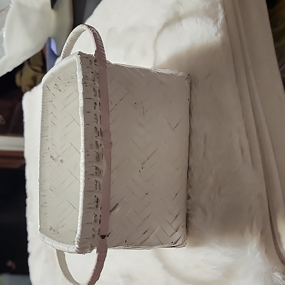 VINTAGE WHITE BASKET WITH FLOWERS DESIGNED. - Picture 3 of 6